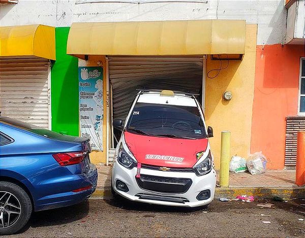 ¡DE “REVERSA MAMI” Y SE METE  A LOCAL DE ESQUITES! -En Lomas de Río Medio