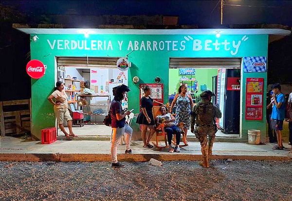 ¡POR DEFENDER A SU HIJA SU PAREJA LE DA UNA GOLPIZA! -El Agresor la Jalo de los Cabellos y la Dejo Tirada en la Calle