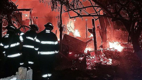 ¡SE QUEMAN DOS CASAS EN LA RESERVA 4! -El Incendio Inicio Por Un Corto Circuito
