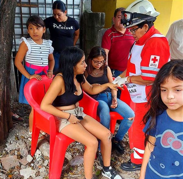 ¡RÁPIDAS Y FURIOSAS SE DAN CONTRA EL ÁRBOL!  -TRES JOVENCITAS HERIDAS