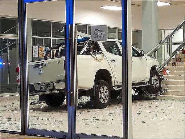 Al Cruce con la calle de Alaminos se siguió de largo... ¡Y SE METE CON TODO Y CAMIONETA!