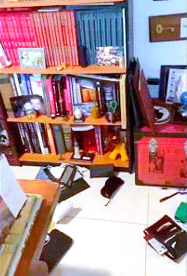 ¡ROBAN LA CASA DEL PAPÁ DE LORET DE MOLA! -Dejan mensaje clavado con un cuchillo
