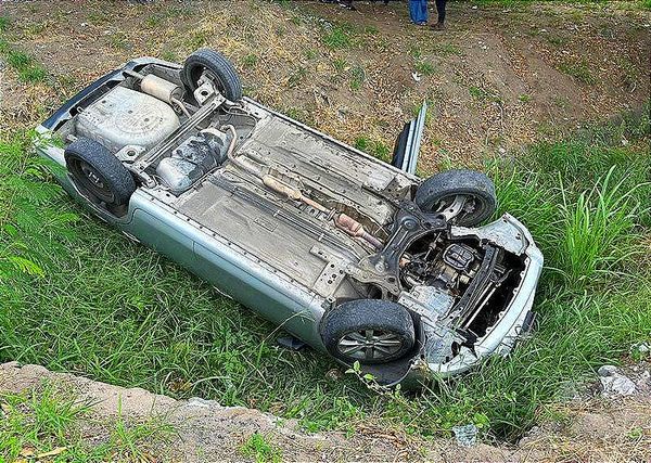 ¡NO PARAN LAS VOLCADURAS! -Auto Cae en Zanja Rumbo al Aeropuerto