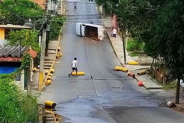 ¡VOLARON LOS TANQUES DE GAS LP! -Se Volteó Camioneta de Sonigas