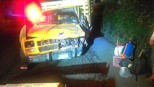 ¡CHOCA CON UN“MONSTRUO”! -QUEDA PRENSADO EN SU CAMIONETA, fue revisado y no quiso ser trasladado al hospital
