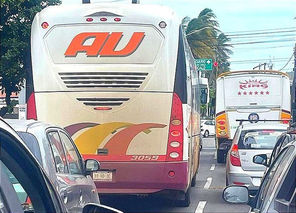 ¡CHOFER DE AU CHOCÓ A MUJER EMBARAZADA Y SE DIO A LA FUGA! -En Simón Bolívar y Lafragua
