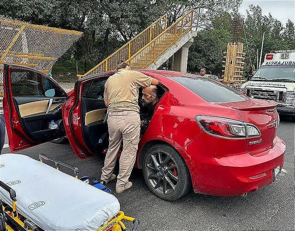 ¡SE FUE CONTRA LA BARRA DE CONTENCIÓN! -En la Cardel-Veracruz