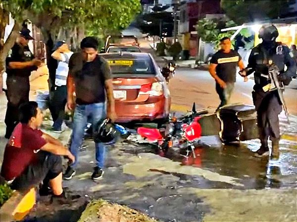 ¡MOTO-REPARTIDOR DE PIZZAS HERIDO EN UN CARAMBOLAZO!