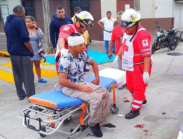 ¡MOTORIZADO APACHURRADO POR CAMIÓN URBANO! -Lo Llevan al Hospital con Posible Fractura en la Cabeza