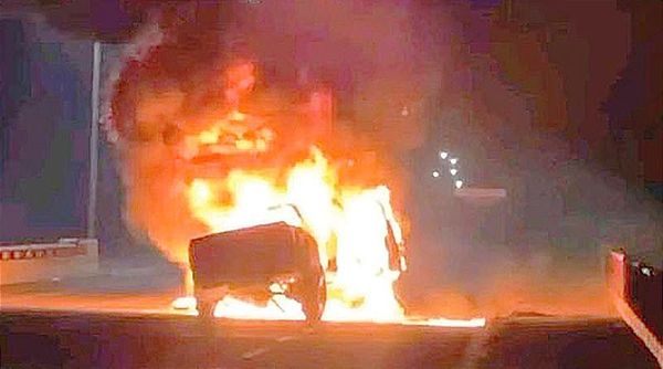 EN LA RIVIERA... ¡ARDE LA CAMIONETA DEL EX REY PAPONAS! -Paponas iba acompañado de otras personas, no hay información oficial de las causas del incendio
