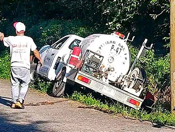¡PIPA DE GAS SIN FRENOS SALE VOLANDO DE LA CARRETERA!