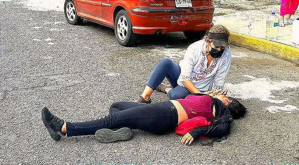 ¡SE LE ATRAVESÓ UNA CAMIONETA JAPONESA! -Derrapa y Termina la Moto Abajo de Otra Camioneta