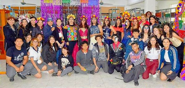 SE ORGANIZAN LOS CHAVOS DEL CBTIS UNA EXPOSICIÓN DE ALTARES... LES QUEDÓ COMO DE PARA PUNTOS EN LOS EXÁMENES!