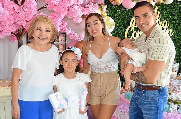 LA PRIMERA COMUNIÓN DE TESSA ISABELLA...!