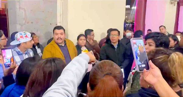 En medio de consignas y gritos... ¡LO CORREN!