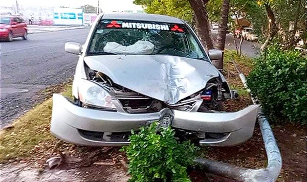 ¡DERRIBA LÁMPARA PÚBLICA Y DESBARATA SU COCHE! -SE LE CERRO OTRO AUTO Y PERDIÓ EL CONTROL