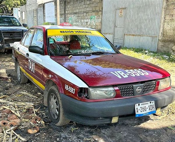 ¡LOCALIZAN UN TAXI CON REPORTE DE ROBO! -A un Costado de la Laguna Perene