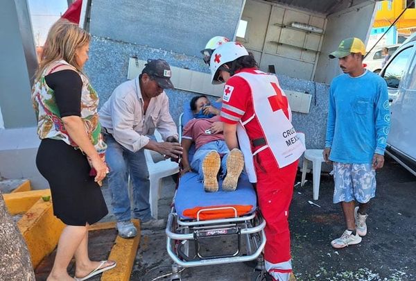 ¡HACE CHUZA CON PUESTO DE COMIDA Y DOS VEHÍCULOS!