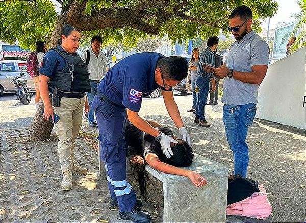 ¡DOS ESTUDIANTES DEL ILUSTRE ARROLLADAS POR UN MOTOCICLISTA! -UNA DE ELLAS RESULTO FRACTURADA