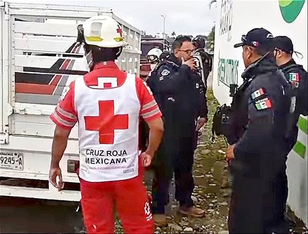 LO SORPRENDIERON EN BAÑO DE OXXO... ¡A CACHAZOS LE QUITAN 100 MIL A COMERCIANTE DE CÍTRICOS!