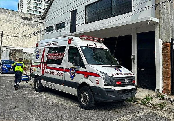 ¡DA SU MAL PASO Y CAE 6 METROS DE ALTURA! -Obrero Cambiaba Laminas del Techo del Club Mandalay