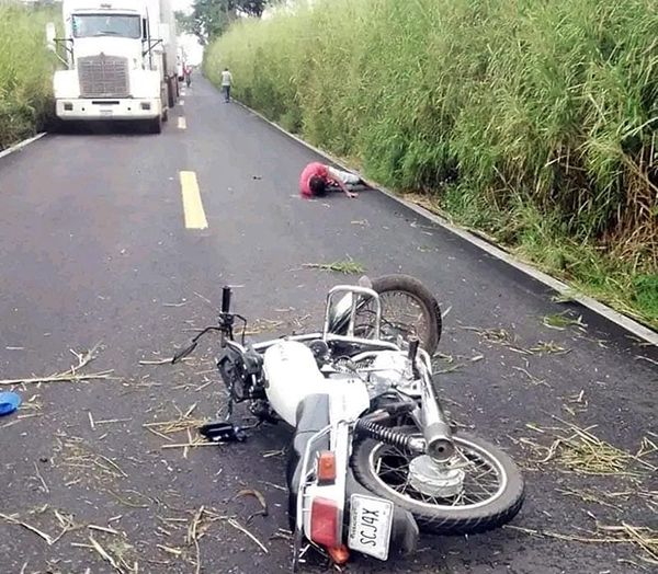 ¡CARGUERO ARROLLÓ A MOTOCICLISTA!