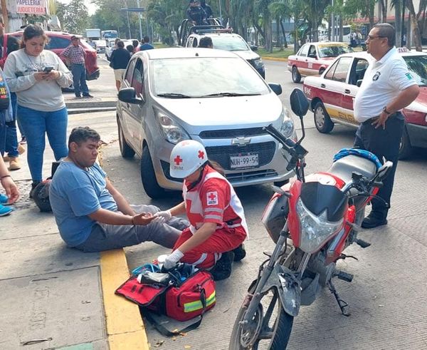 ¡MOTOCICLISTA ES ARROLLADO POR UN TAXISTA EN DÍAZ MIRÓN!