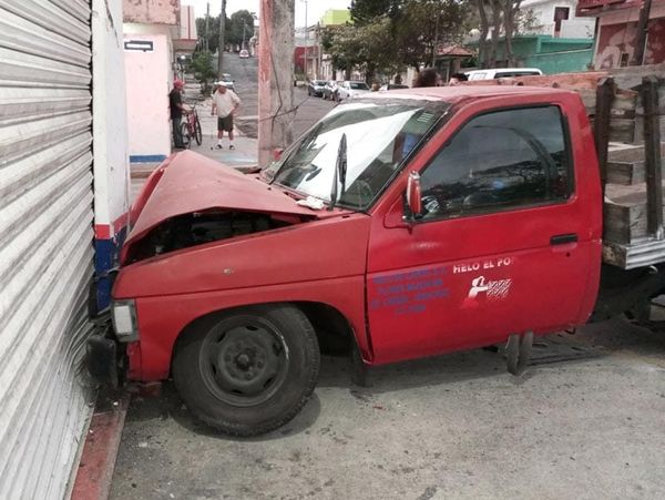¡POR FALLA MECÁNICA SE ESTRELLA CONTRA NEGOCIO!