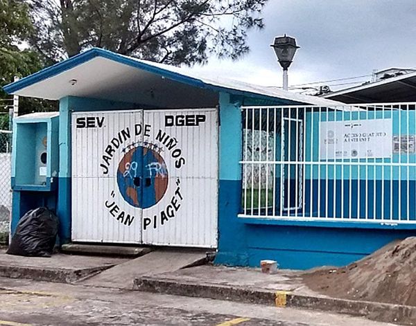 ¡SAQUEAN KINDER EN LOMAS DE RÍO MEDIO!