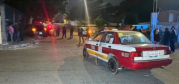 ¡SE LE INCRUSTA EN LA BARDA!