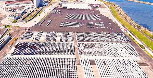 ¡MOVILIZAN CASI UN MILLÓN DE AUTOMÓVILES EN EL PUERTO!