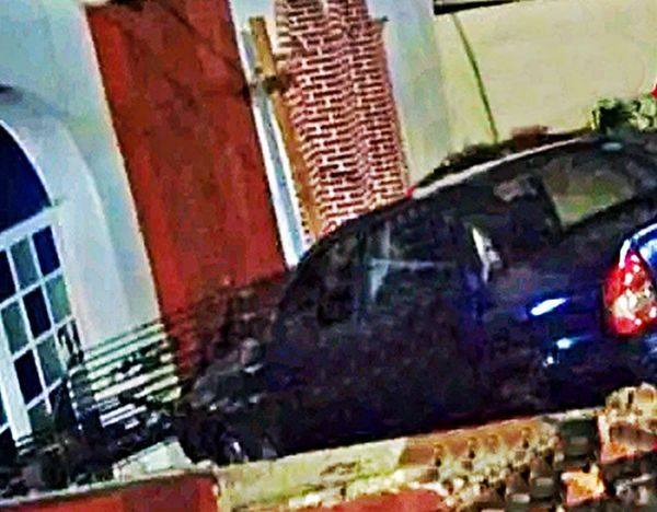 ¡ESTRELLA EL AUTO CONTRA LA IGLESIA! -Y AHÍ LO DEJARON