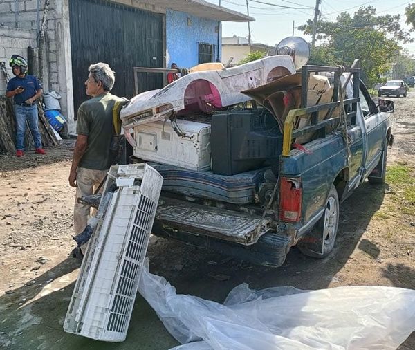 ¡DETIENEN A CHATARREROS! *UN VECINO SE PERCATÓ Y LE AVISÓ A LA AGRAVIADA... ELLA NO HABÍA VENDIDO NADA...
