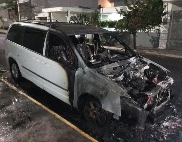 ¡SE CHAMUSCA CAMIONETA EN EL VIRGINIA!