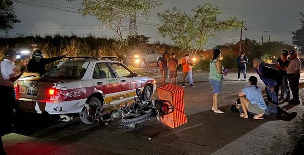 ¡COLISIONAN MOTO Y TAXI Y EN EL CORTIJO!