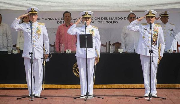 ¡CUI LLEGA DE ROSA A EVENTO NAVAL!