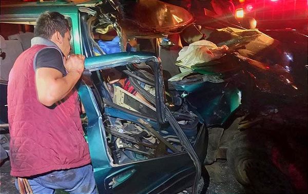 ¡TRAGEDIA EN LA CARRETERA! - MUERE UNA JOVEN EMBARAZADA EN BRUTAL CHOQUE ...UN SEMIRREMOLQUE TIPO GÓNDOLA ESTABA DETENIDO EN EL CARRIL