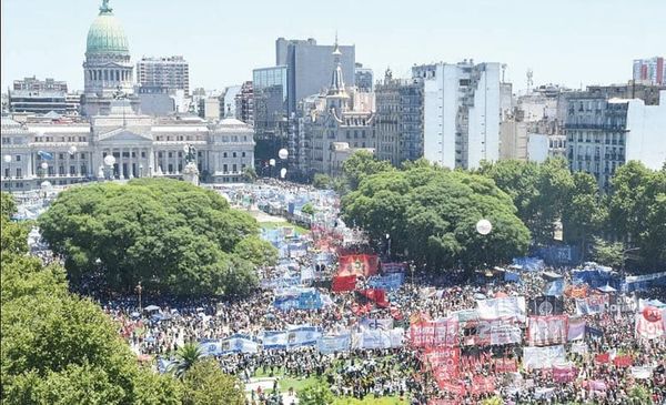 ¡MILES DE PERSONAS SE SUMAN LA HUELGA GENERAL!