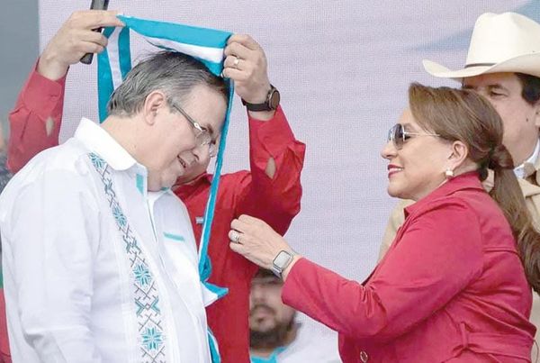 ¡CONDECORAN A MARCELO EBRARD EN HONDURAS!