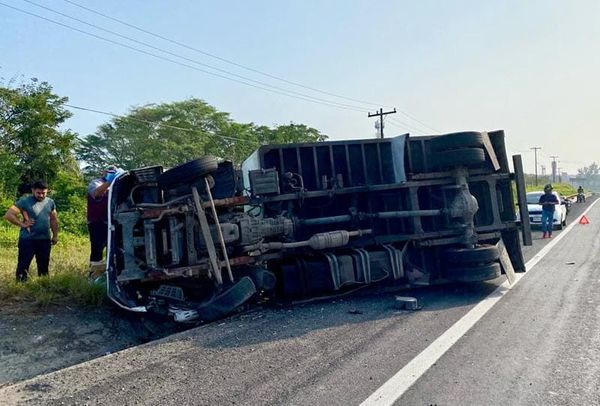 ¡APARATOSA VOLCADURA EN LA VERACRUZ-CARDEL! -*QUEDARON ATRAPADOS EN LA CABINA DEL VEHÍCULO DE CARGA