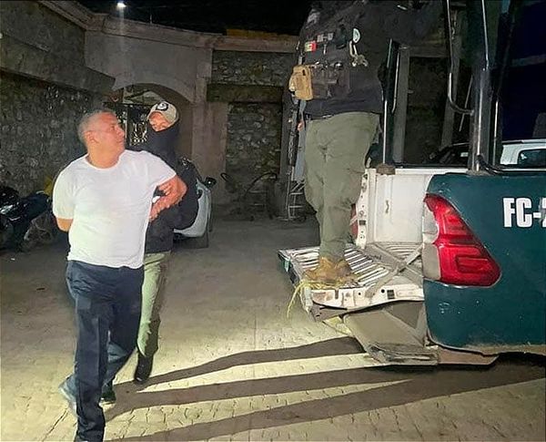 A MEDIA PARRANDA ¡DETIENEN A DELEGADO DE TRASPORTE PÚBLICO!