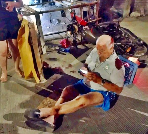 ¡ABUELITO DERRAPA Y CHOCA CONTRA ÁRBOL!