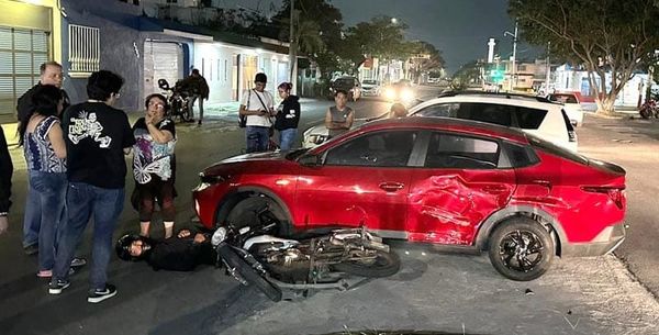 ¡MOTOCICLISTA SALE VOLANDO EN EL FLORESTA!
