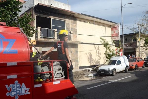 ¡SALVAN A DOS MENORES CUANDO SE QUEMABA SU VIVIENDA!