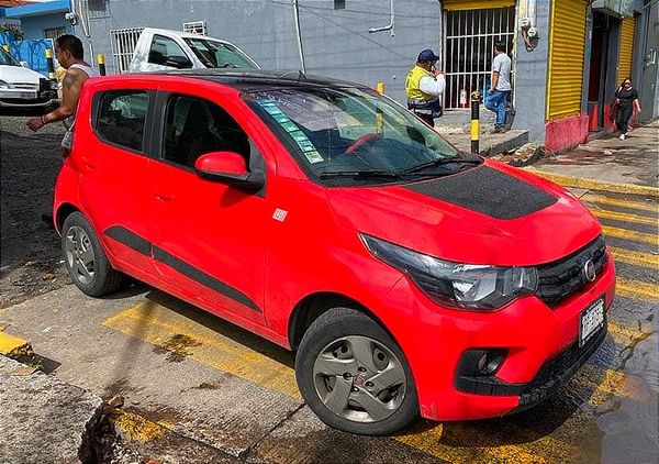 ¡LLANTA DE AUTO LE APLASTA EL PIE A UN NIÑO!