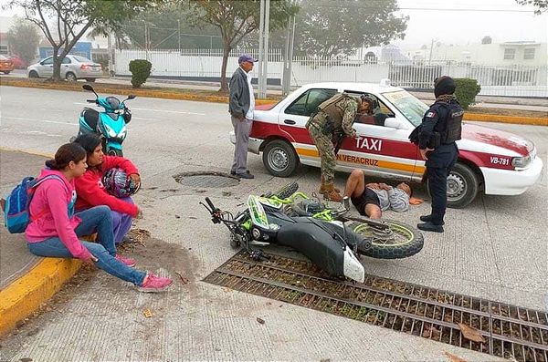 ¡LOS BAJAN VOLANDO DE LA MOTO!
