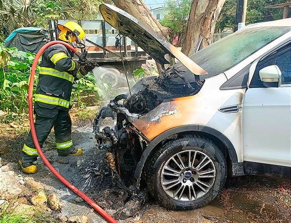 ¡SE LE CHAMUSCA LA CAMIONETA LLEGANDO A LA ESTÉTICA! *DICE SOLO ESCUCHO UNA EXPLOSIÓN Y...