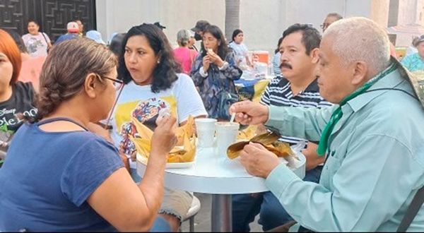 ¡CELEBRAN DÍA DE LA CANDELARIA! -*Con tamales en el zócalo de Veracruz