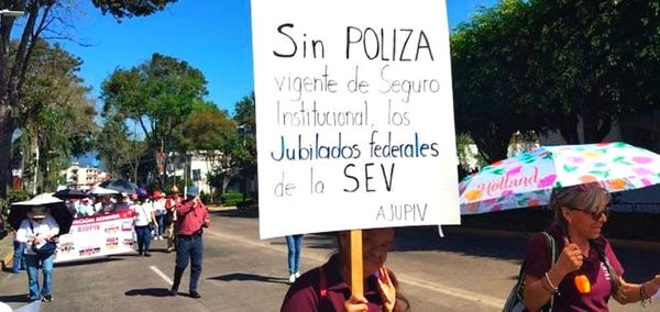¡MAESTROS CIERRAN LA CARRETERA! -"...nos dijeron que hiciéramos cómo quisiéramos, porque no es su responsabilidad y no tiene dinero”.
