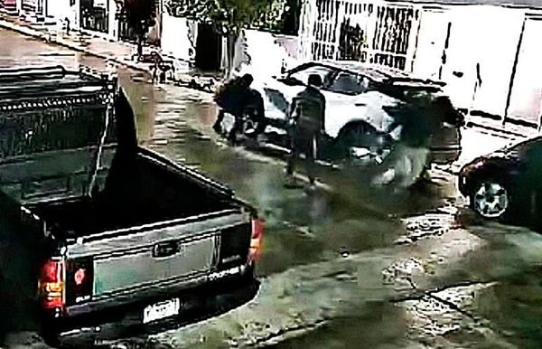 ¡GRABAN A LOS ROBA-LLANTAS! -